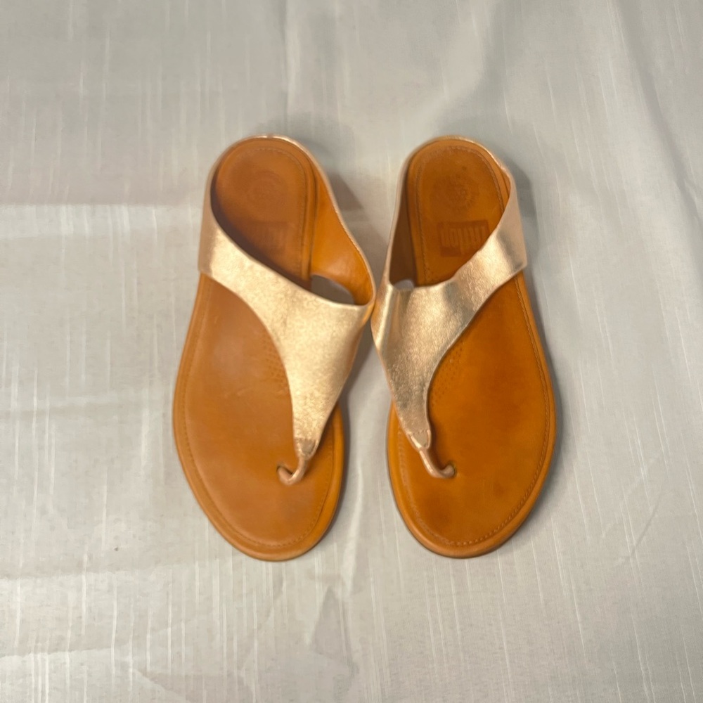 FitFlop Metallic Rose Gold Thong Sandals. Size 6
